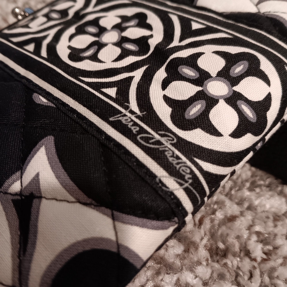 Vera Bradley, Elegant Black and White Quilted WALLET NWOT - Picture 7 of 9